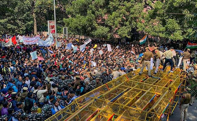 JNU students protests goes beyond campus, disrupts traffic in NCR 